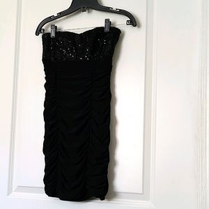 Sz M little ruched & sequined black dress